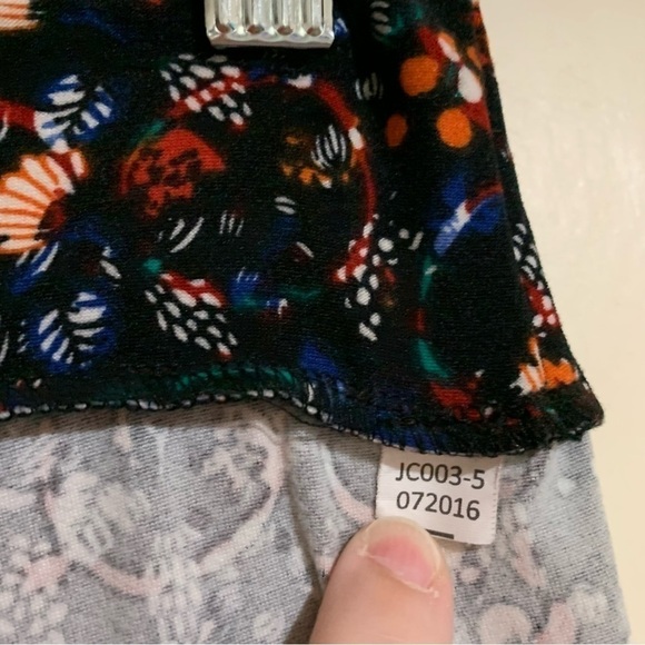 LulaRoe Soft Festive/Floral print leggings. One Size - Picture 11 of 14
